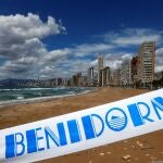 Las cintas que impidían el paso a la playa de Levante en Benidorm con la frase "no pasar" han sido cambiadas por las de "Benidorm" como antesala del comienzo de la fase 1 de desconfinamiento