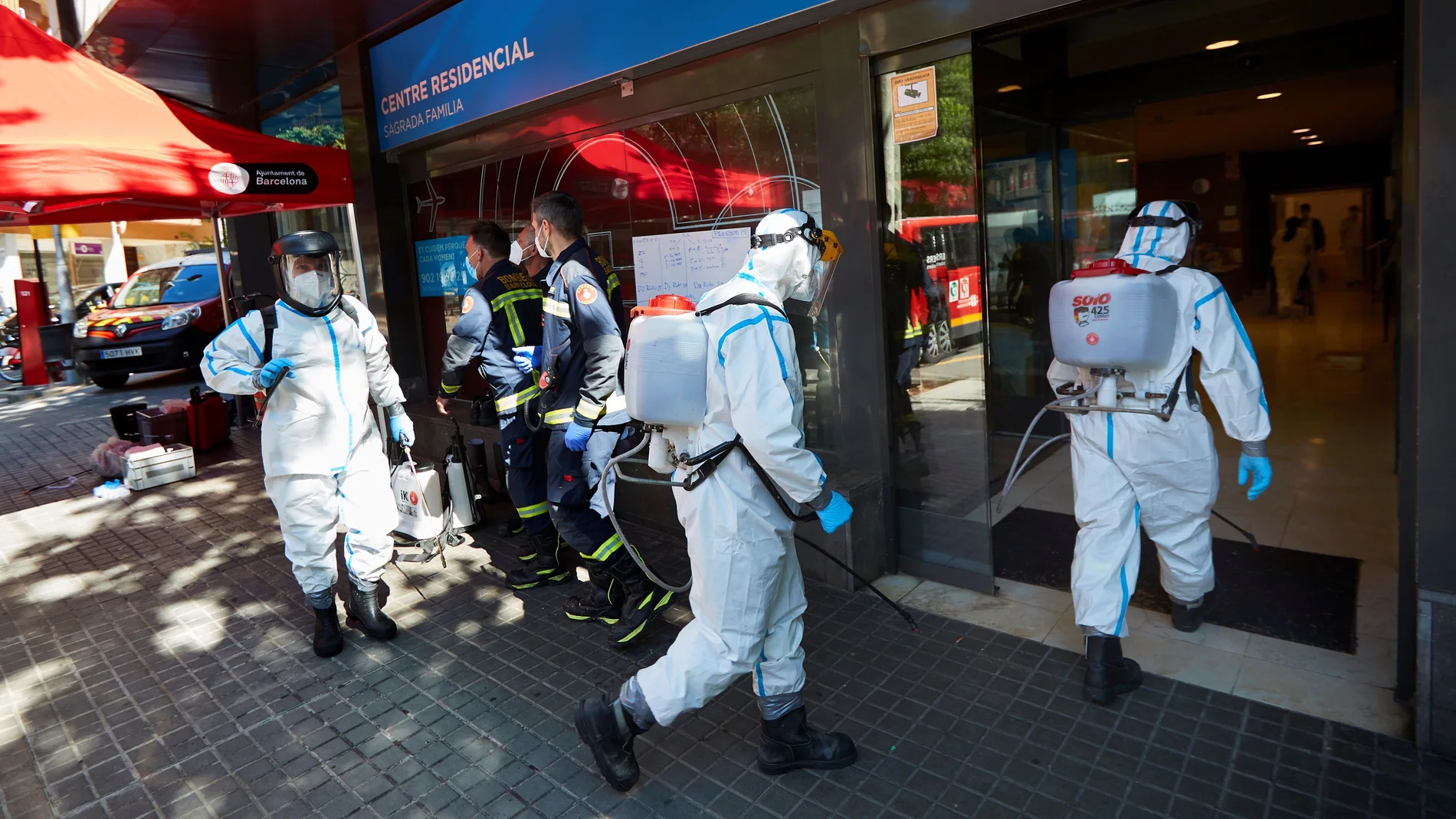 Bomberos de Barcelona trabajan en tareas de desinfección en una residencia geriátrica