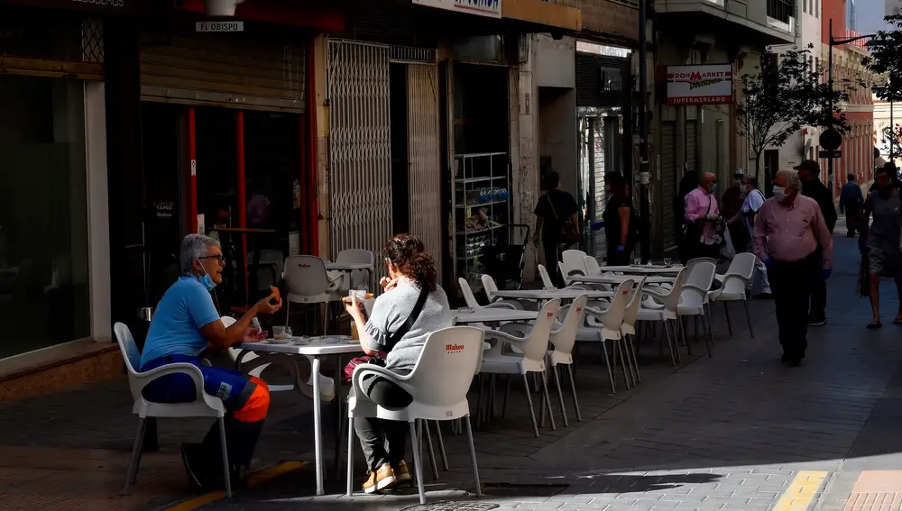 Los ciudadanos abordaron los bares abiertos en Andalucía, salvo en Granada y Málaga, donde no pudieron abrir. En la imagen, Almería