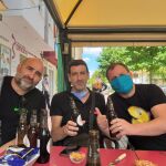 Paulino (izda), ha soplado las velas en una terraza en compañía de amigos (José Luis y Alberto en la imagen) y familia. "Hemos tratado de seguir las normas, la responsabilidad es de todos”, aunque admite que en el primer día de regreso a la vida social pueden haber cometido errores fruto de los nervios o del desconocimiento