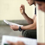 Estudiante espera el inicio de la prueba de acceso a universidadJunta11/05/2020