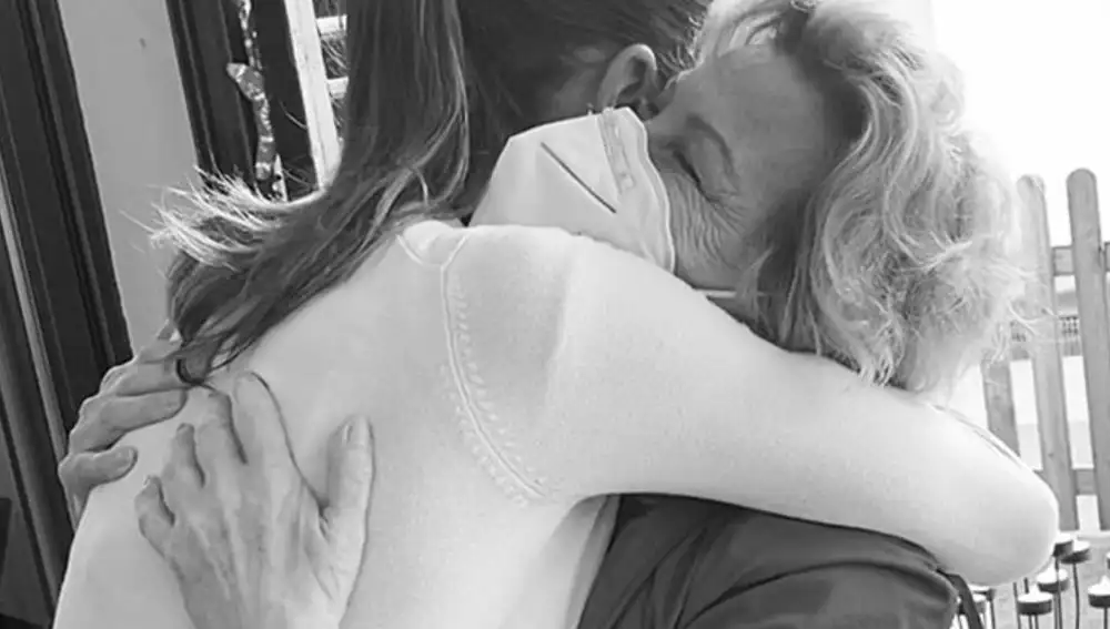 va González abraza a su madre, en Sevilla