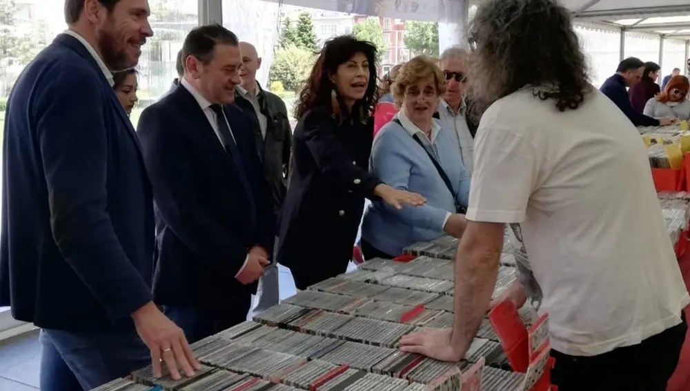 El alcalde de Valladolid, Óscar Puente, la concejal de Cultura, Ana Redondo, y el presidente de Asofed, Carlos Ramírez, impulsor de la Feria del Disco, recorren los expositores durante una edición anterior