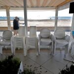 Vista general del interior de un restaurante de la playa de la Malvarrosa con las sillas apiladas a la espera de la Fase 1 para poder abrir después del cierre obligado de dos meses por el estado de alarma