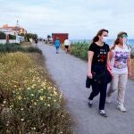 Dos mujeres paseando por la playa de Torre de Benagalbón en el Rincón de la Victoria (Málaga), una de las dos provincias andaluzas que se han quedado en la fase 0