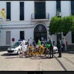 Los agentes y el grupo rescatado