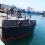 El barco iraní Konarak, atracada en un puerto sin identificar, y que fue atacado por error con un misil de una fragata iraní en el Golfo de Omán