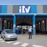 Un inspector de la inspección técnica de vehículos (ITV) pasa la revisión a un vehículo. EFE/Marcial Guillén