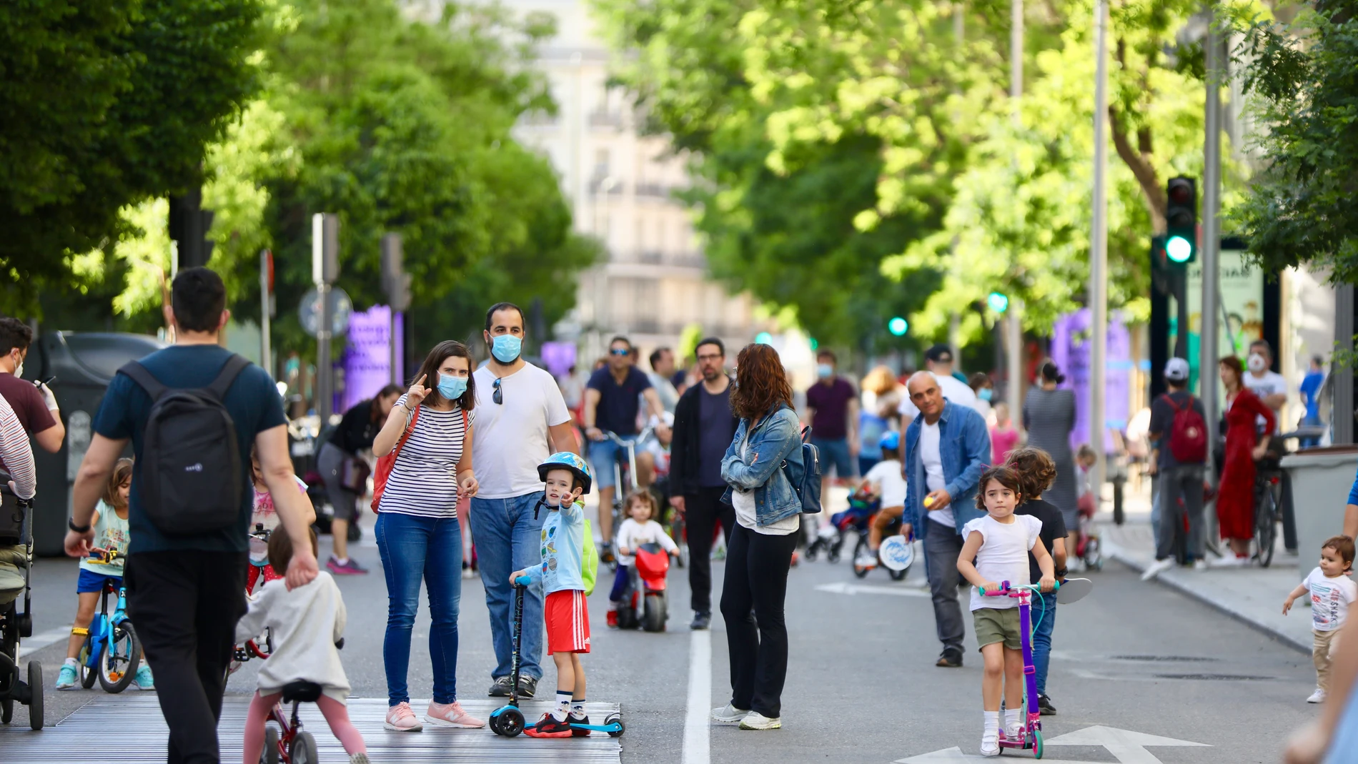 Calle Fuencarral en Madrid durante cada franja horaria establecida para los distintos grupos de población.Padres con niños, antes de las 19 horas.