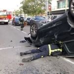 Aaccidente de tráfico en el que un coche conducido por un octogenario ha arrollado a una mujer y luego ha volcado