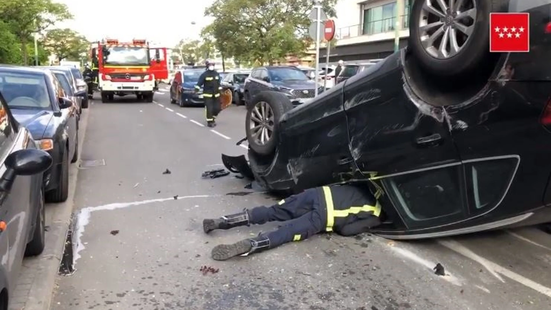 Aaccidente de tráfico en el que un coche conducido por un octogenario ha arrollado a una mujer y luego ha volcado