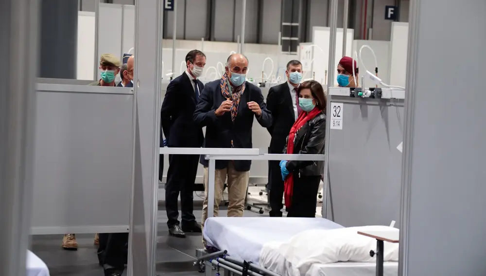El doctor Zapatero explica a Robles cómo ha funcionado el hospital de Ifema