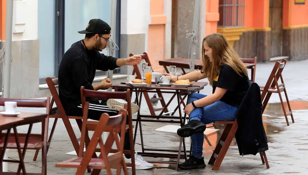 El primer día con los bares abiertos tras el confinamiento en Sevilla