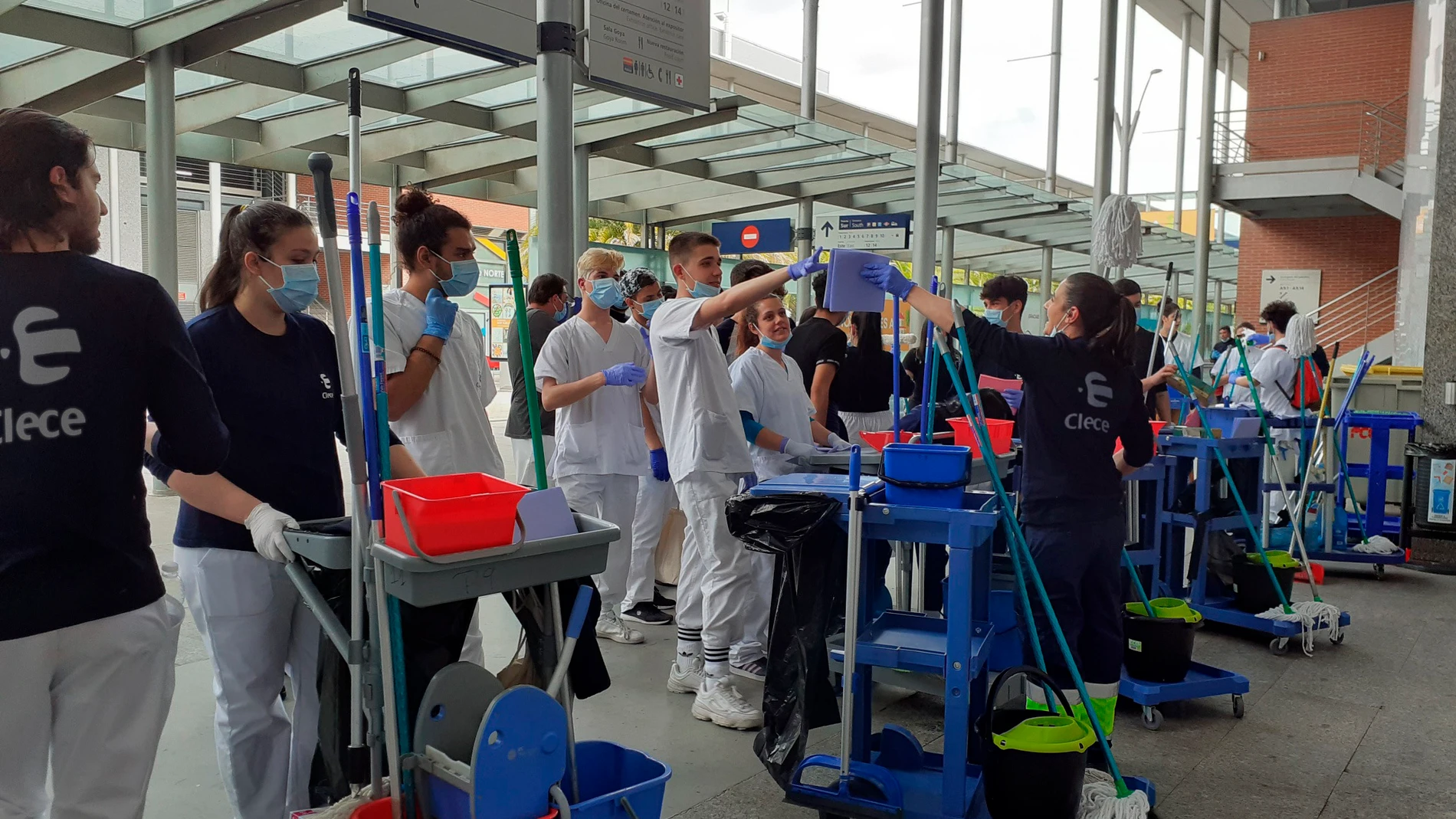 Un grupo de trabajadores de Clece en la entrada de Ifema