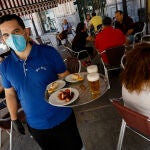 Clientes en las terrazas de los bares de la Plaza de las Flores en la capital de Murcia