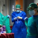 Enfermeras protegidas con mascarillas y gafas en el Hospital Povisa de Vigo