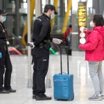 Una viajera ayer en la terminal T4 del aeropuerto Adolfo Suárez Madrid Barajas, antes de que entre en vigor la obligación de cuarentena