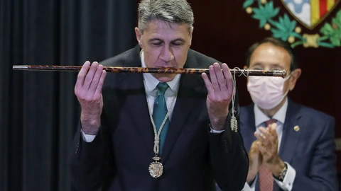 El líder del PP de Badalona, Xavier García Albiol, besa la vara de alcalde después de recuperar la alcaldía de la ciudad