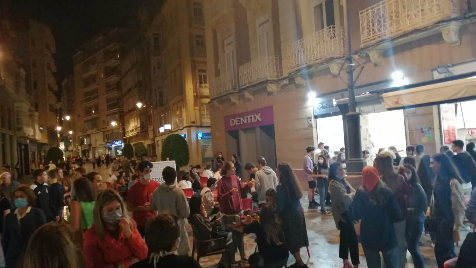 El centro de Cartagena, abarrotado en la noche del lunes, en el primer día de la fase 1 en la Región de Murcia