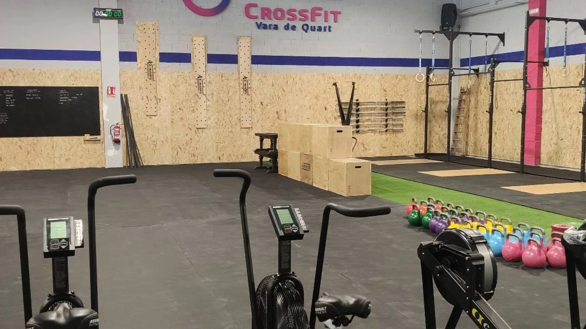 Este "box" de Crossfit en Vara de Quart se inauguró el 3 de marzo, diez días antes de que se declarara el estado de alarma