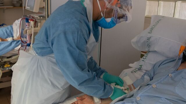 Una enfermera de la Comunidad atiende aun paciente de coronavirus