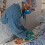 Una enfermera de la Comunidad atiende aun paciente de coronavirus