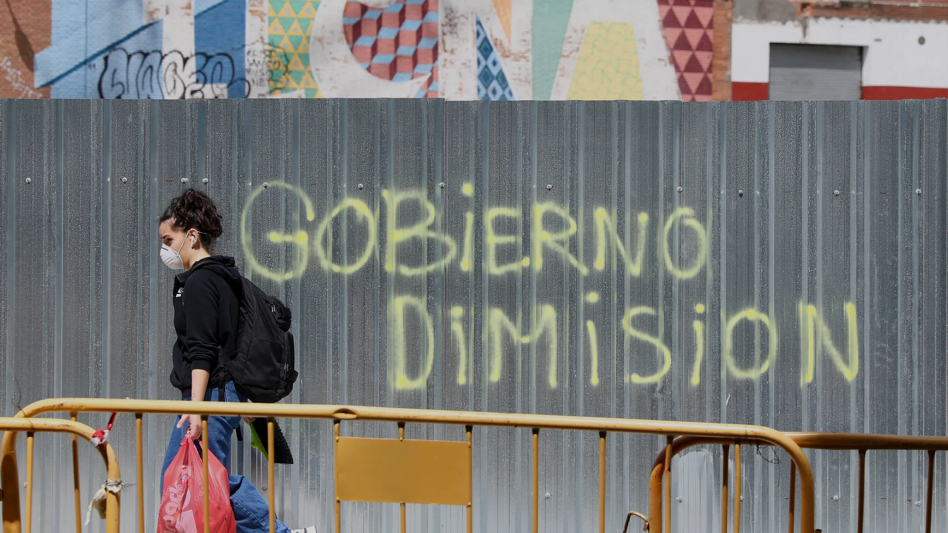 Pintada que reza Gobierno dimisión en la valla del Mercado de la Cebada.