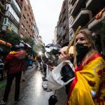Una mujer golpea cacerola en señal de protesta durante la concentración de los vecinos del barrio madrileño de Salamanca en la calle Núñez de Balboa por la gestión del Gobierno
