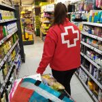 Una voluntaria realiza la compra para familias necesitadas en Tudela de Duero (Valladolid) durante la crisis del coronavirus