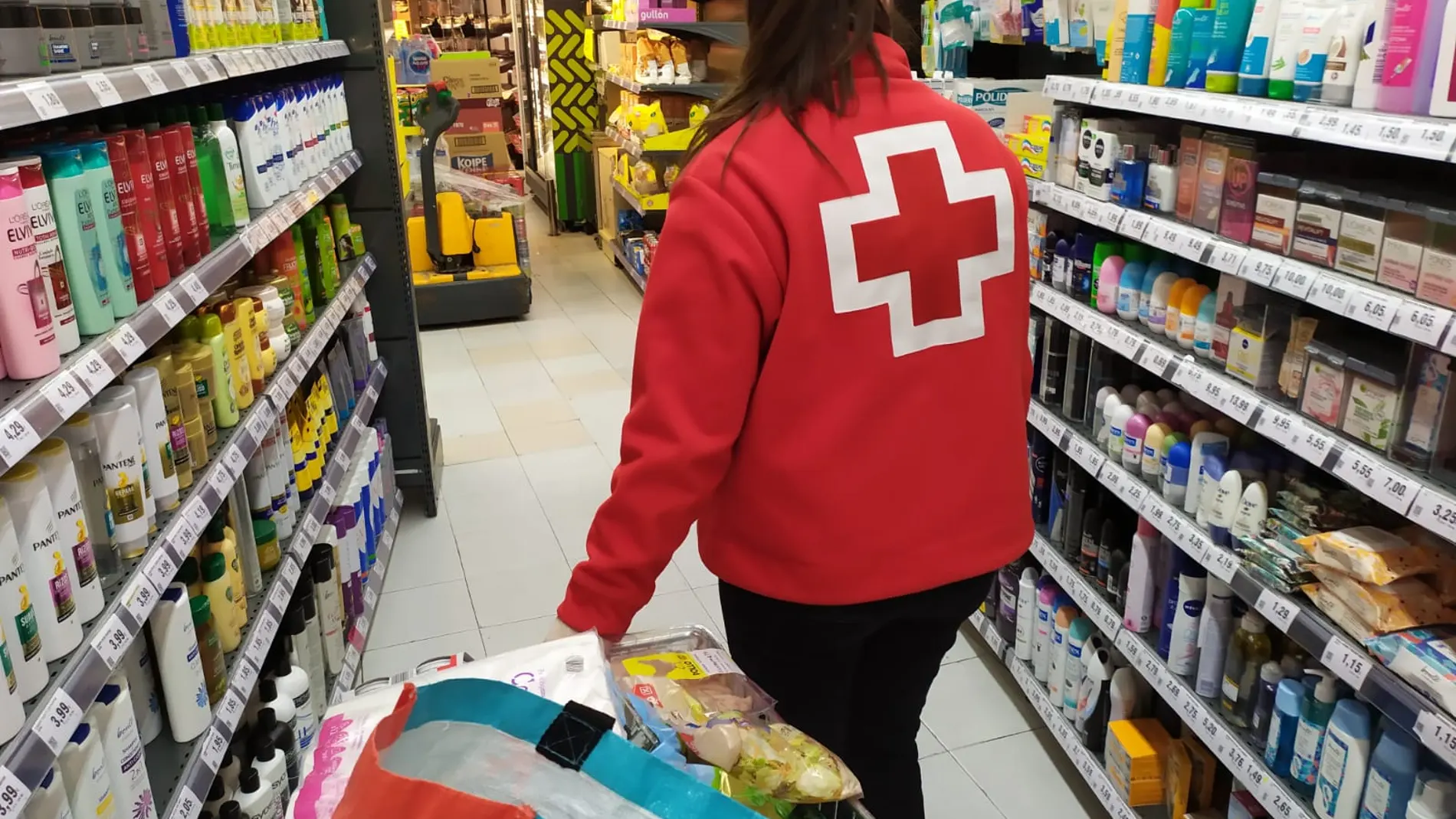 Una voluntaria realiza la compra para familias necesitadas en Tudela de Duero (Valladolid) durante la crisis del coronavirus