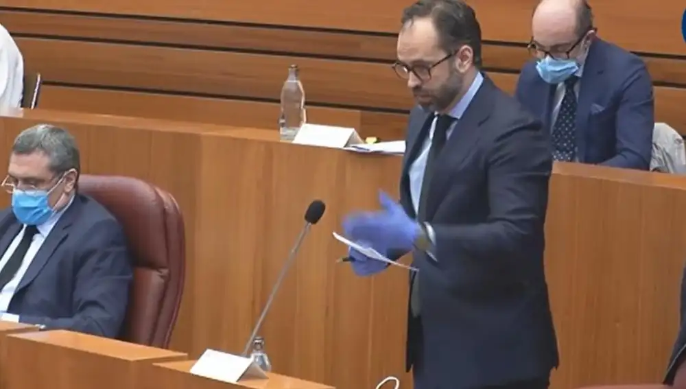 El procurador de Vox, Jesús García-Conde, durante su intervención en el pleno de las Cortes