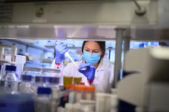 Los laboratorios deberán identificar a las personas que se someten a PCR e informar a Sanidad