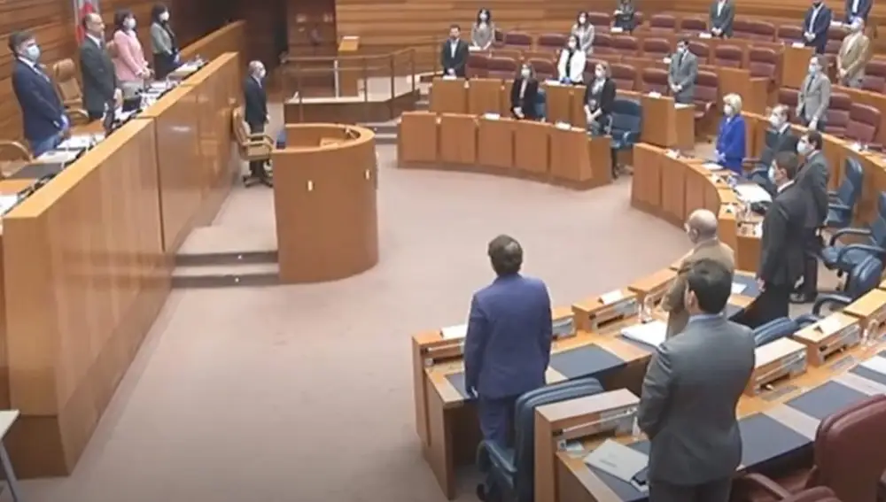 Minuto de silencio antes del comienzo del Pleno de las Cortes en recuerdo y homenaje a los fallecidos en la pandemia y sus familias
