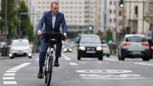 Un hombre monta en bicicleta por la Gran Vía de Madrid durante el estado de alarma