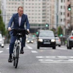 Un hombre monta en bicicleta por la Gran Vía de Madrid durante el estado de alarma
