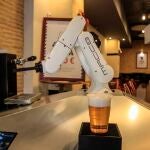 Robot que sirve cerveza en Sevilla evitando así el contacto entre el camarero y el cliente