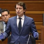 El presidente de la Junta, Alfonso Fernández Mañueco, durante una de sus intervenciones en el Pleno
