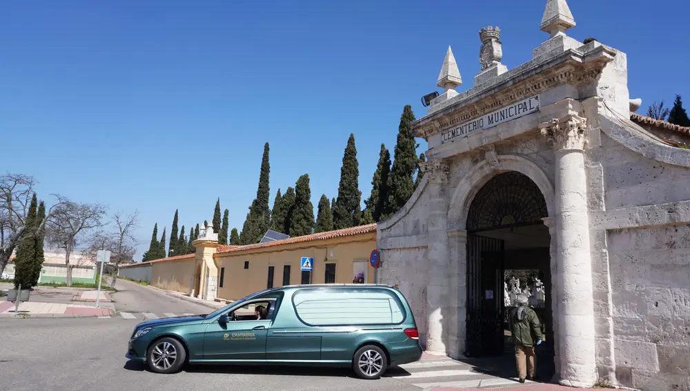 Coche fúnebre en el cementerio de El Carmen de Valladolid