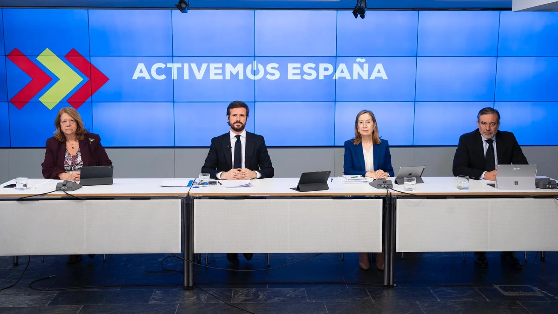 El líder del PP, Pablo Casado junto a Ana Pastor, Elvira Rodríguez y Enrique López