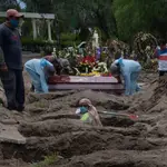 Trabajadores en un cementerio de Ciudad de México enterrando a fallecidos por coronavirus11/05/2020 ONLY FOR USE IN SPAIN