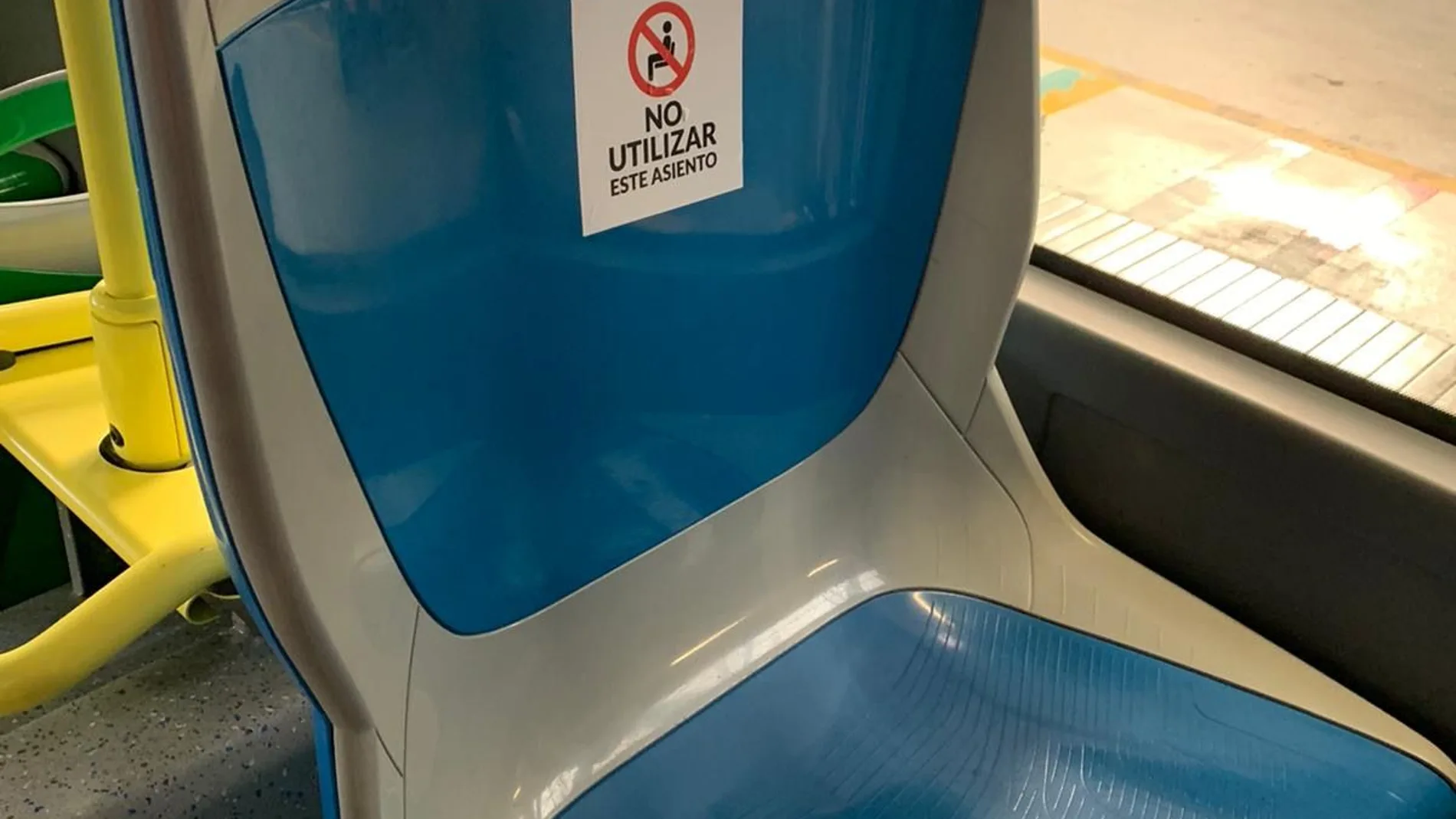 La EMT ha colocado adhesivos para señalizar aquellos asientos que no se deben utilizar