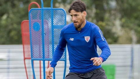 El jugador del Athletic de Bilbao, Aritz Aduriz durante el entrenamiento en Lezama, este martes el equipo sigue el programa para recuperar el tono físico. EFE/ATHLETIC CLUB. SOLO USO EDITORIAL/NO VENTAS