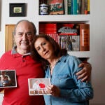 Manuel y Mª Isabel, posan en su casa de Madrid junto a unas fotografías de sus cuatro nietos, a los que desean volver a ver pronto