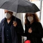 Dos personas paseando por la calle durante la fase uno de desescalada