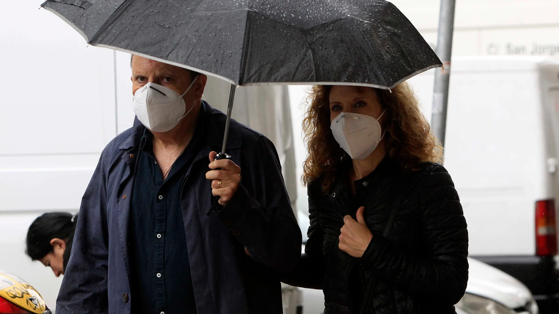 Dos personas paseando por la calle durante la fase uno de desescalada