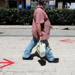 Una persona pasea siguiendo la indicación de las marcas viales en el suelo del paseo de la avenida al Vedat de Torrent para que los peatones respeten la distancia de seguridad y eviten cruzarse entre ellos