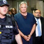 Paul Manafort (centro), exjefe de campaña de Donald Trump, había sido condenado por el "Rusiagate"