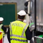 Policías en la localidad austriaca de Ebbs, fronteriza con Alemania. El Gobierno germano ha anunciado hoy la suavización de controles que culminarán con la apertura de fronteras el 15 de junio
