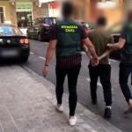 La Guardia Civil conduce a uno de los detenidos