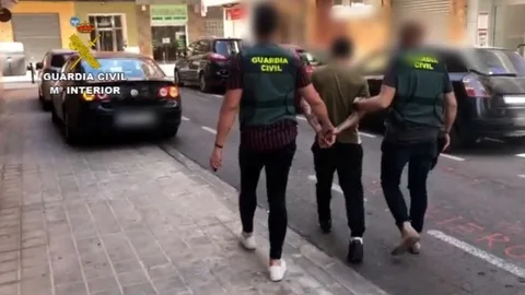 La Guardia Civil conduce a uno de los detenidos